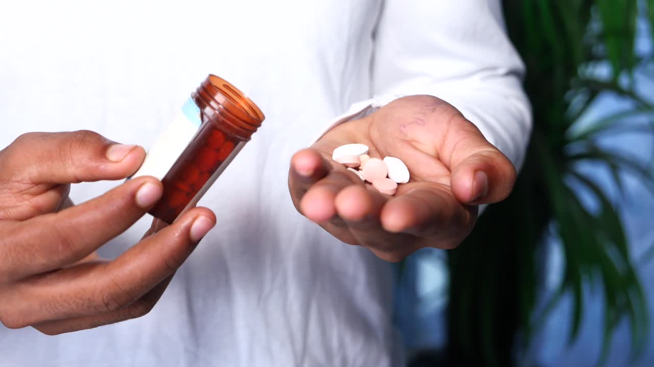 약을 복용하는 사람