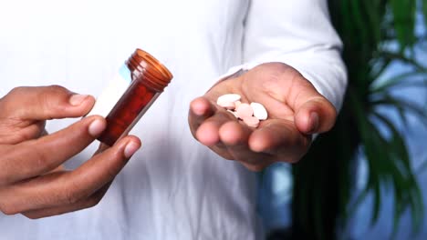 persona que toma pastillas