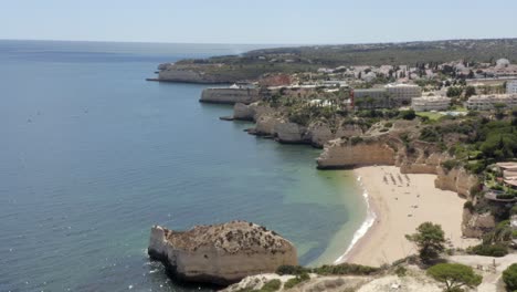 Vista-Aérea-De-La-Playa-De-Cova-Redonda,-Portugal,-En-Un-Hermoso-Día