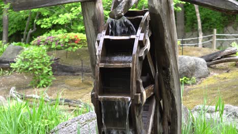 Rueda-De-Agua-Girando-En-Un-Jardín-Zen-En-El-Parque-Namsan---Plano-Medio