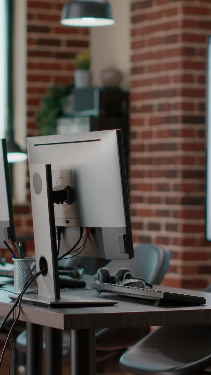 Arbejdsområde med computere og udstyr