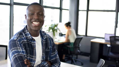 Retrato-De-Un-Hombre-De-Negocios-Afroamericano-Sonriente-En-El-Cargo,-Cámara-Lenta,-Espacio-Para-Copiar