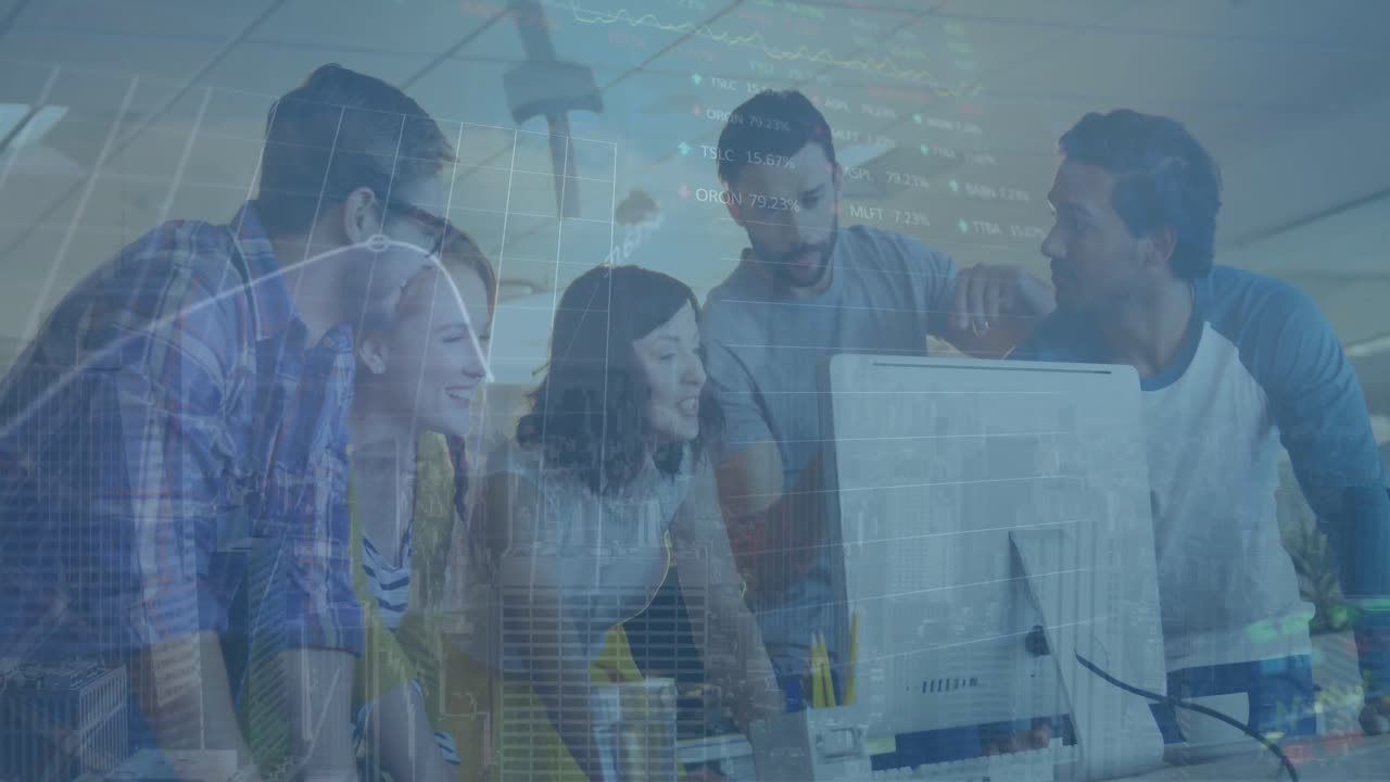 animación del procesamiento de datos financieros sobre diversas personas de negocios que utilizan computadora en la oficina