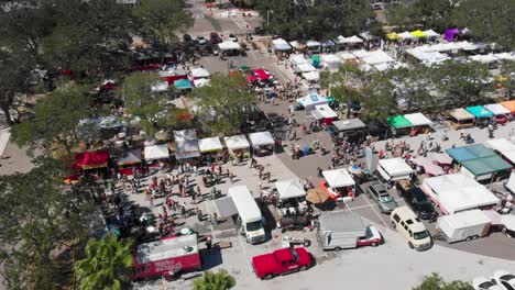 video de drones aéreos de 4k de compradores en el mercado de agricultores en el centro de st
