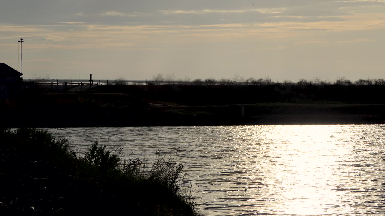 해양 홍수 방지 분지 위로 일출, 바닥에서 본토에 도달하는 다리, ile d'oléron, 아키텐, 프랑스