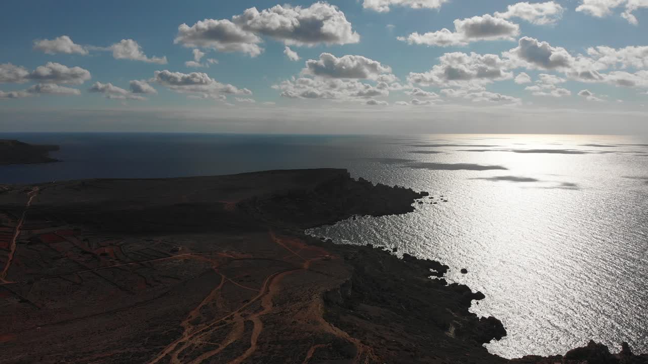 video aéreo de drones del norte de malta cerca de la torre ghajn znuber