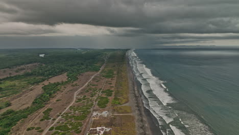 Palo-Grande-Panamá-Antena-V6-Vista-Panorámica-Drone-Sobrevuelo-Costa-Pacífica-Capturando-Tierras-Agrícolas-Guarumal-Con-Ominosas-Nubes-Oscuras-Reunidas-En-El-Cielo---Rodada-Con-Cine-Mavic-3---Abril-De-2022