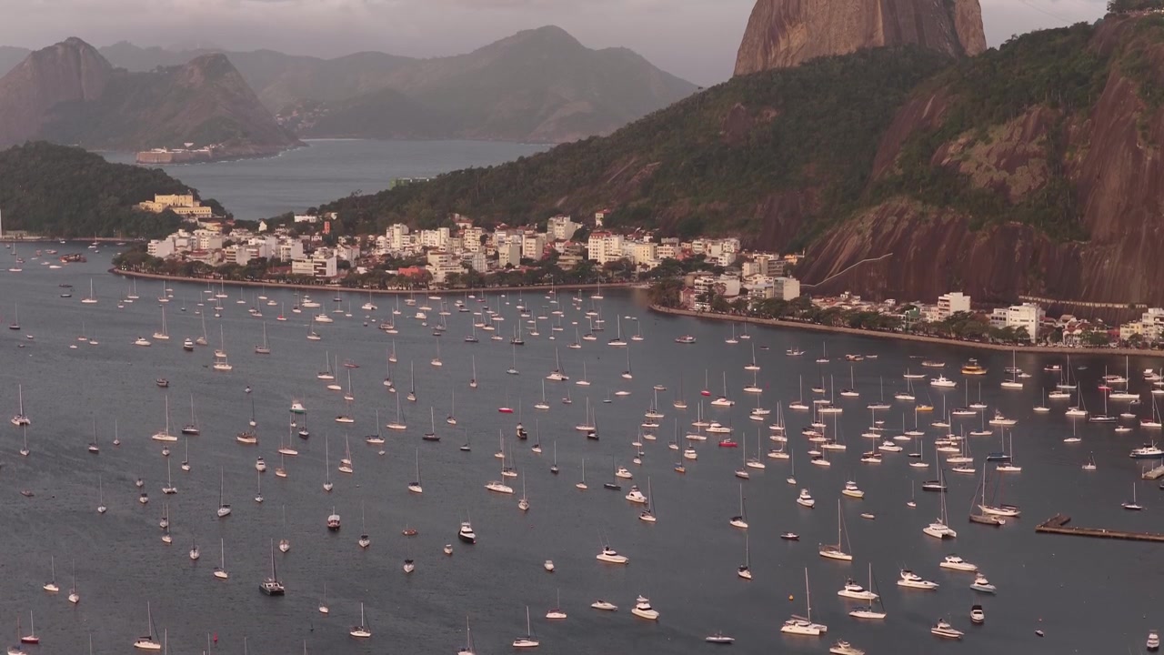 Vista aérea de barcos na Baía de Botafogo perto do Pão de Açúcar no Rio de Janeiro