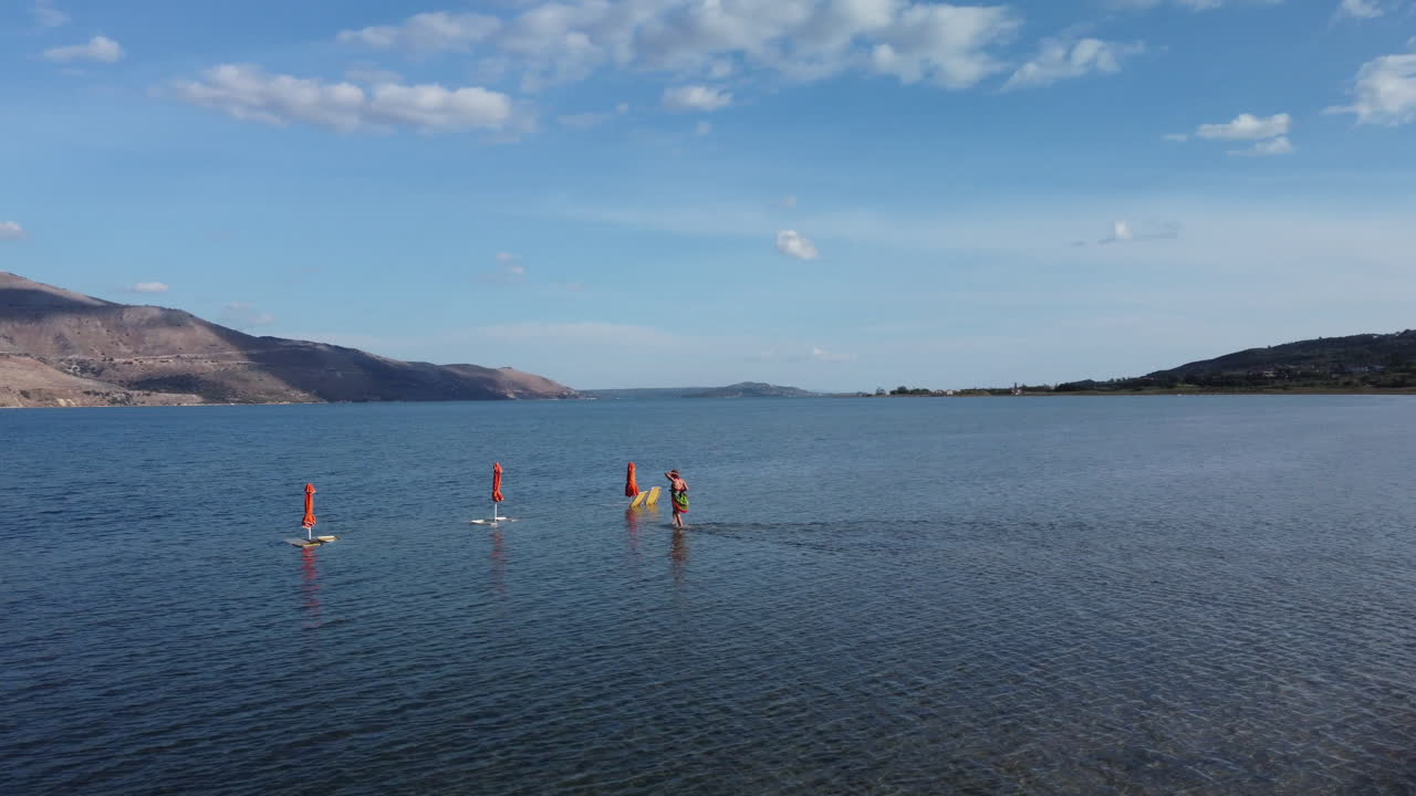 concepto de relajación: vista aérea de una mujer caminando en el mar