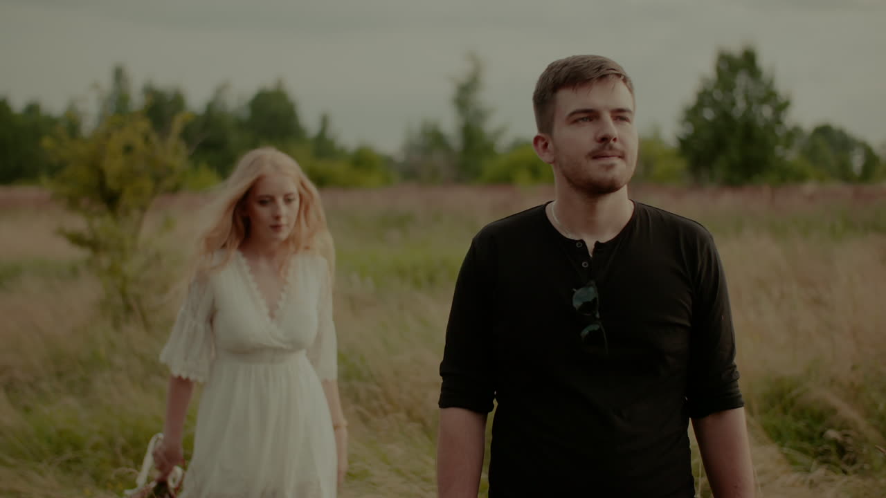 여름 3에 야외에서 걷고 웃는 즐거운 커플