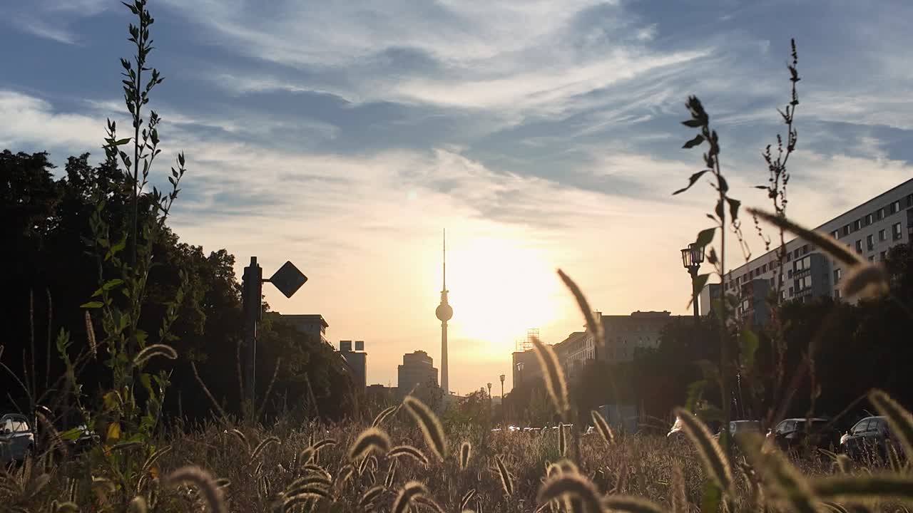 Smuk TV-tårn Berlin silhuet i sommersæsonen i Tyskland