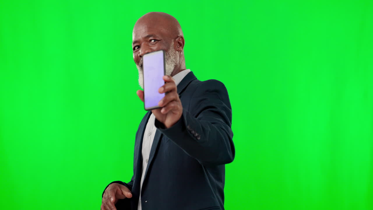 Tela verde, celular e homem negro isolado