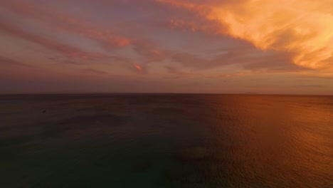 pintoresco paisaje marino con nubes coloridas que se reflejan en el mar tranquilo al crepúsculo con la luz de la luna sobre la costa y las playas en drymades albania