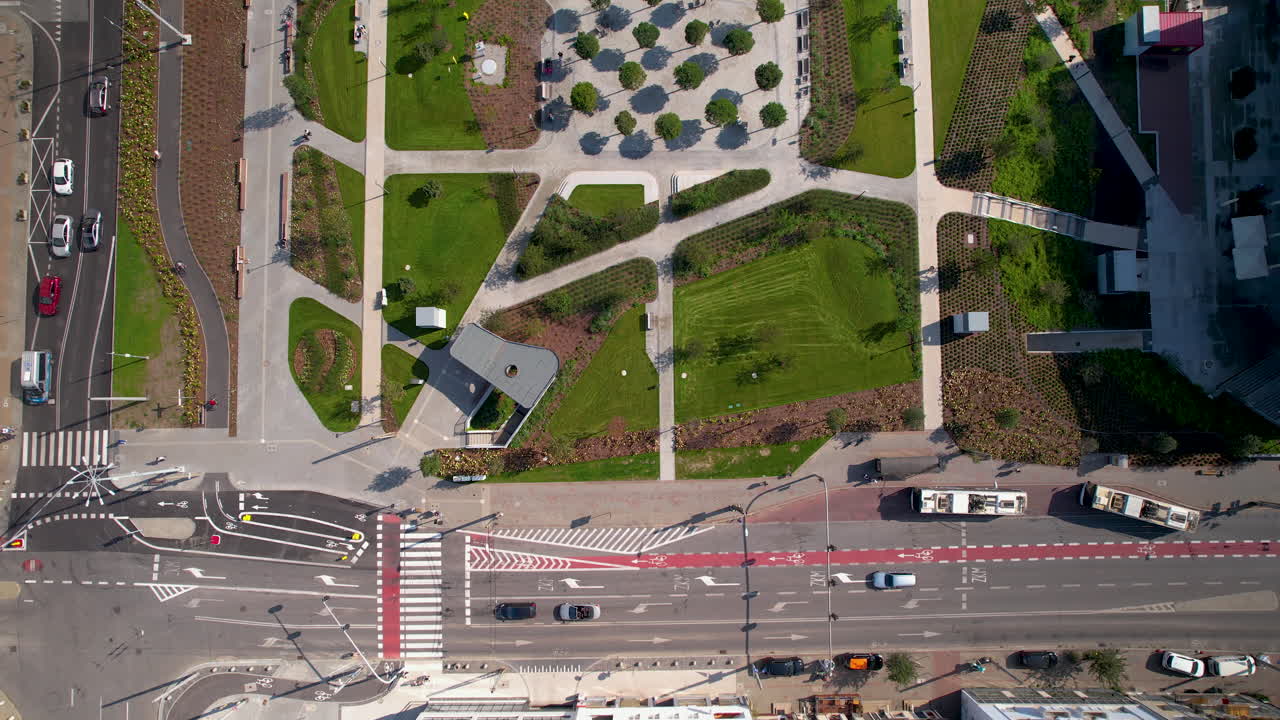 Pemandangan udara dari atas - lalu lintas kota di jalanan - beberapa lajur dalam satu arah - kota modern dengan transportasi aman - kota Eropa Gdynia, Polandia