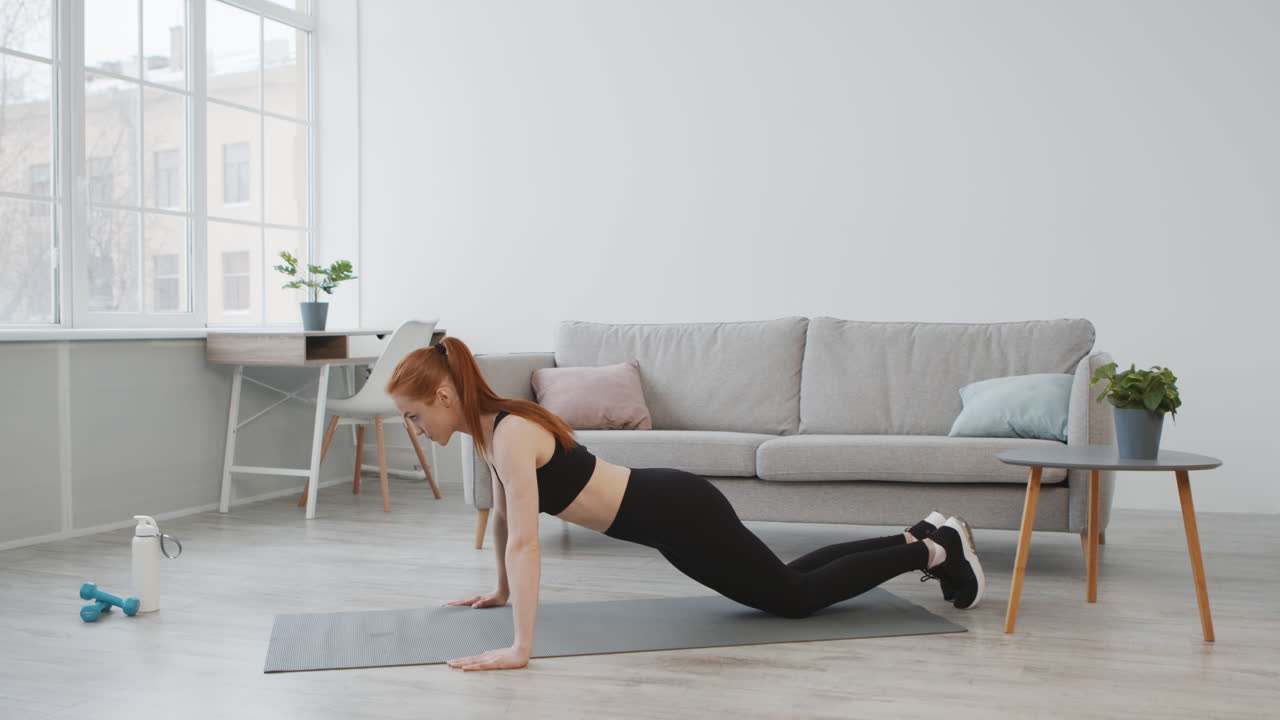 женщина делает отжимания дома.