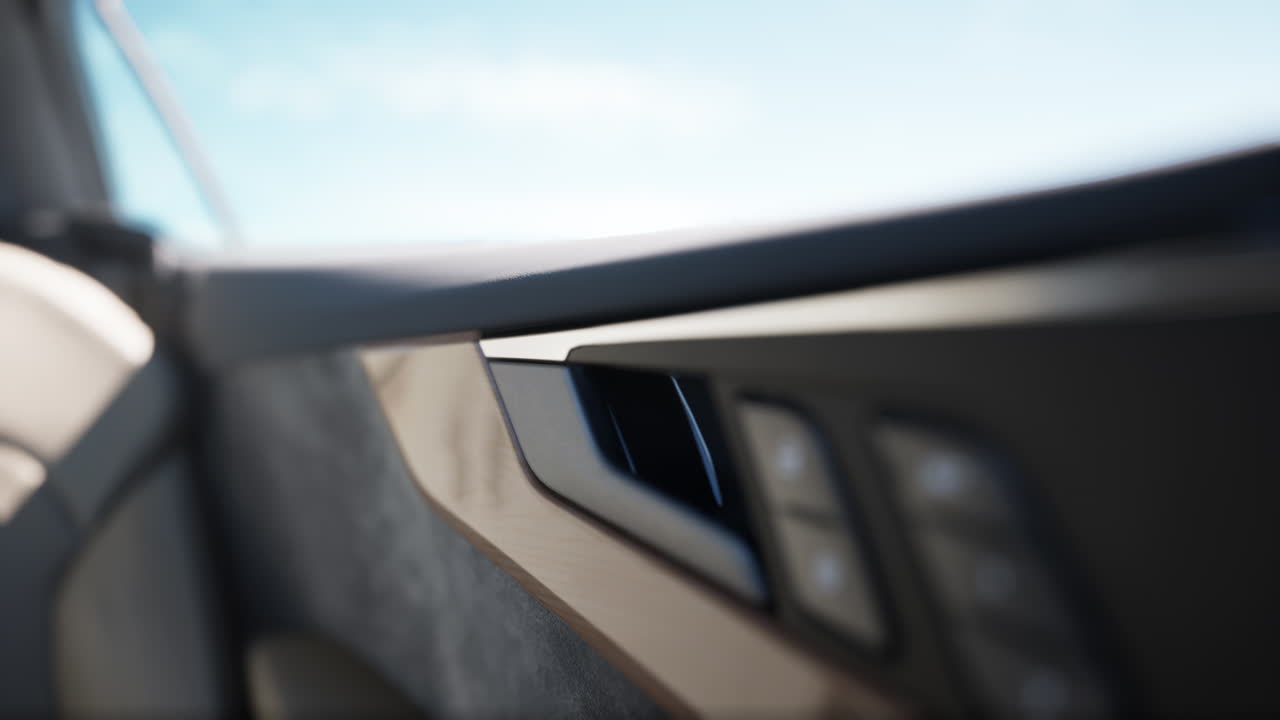 primer plano de la manija y los controles de la puerta interior de un automóvil