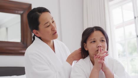 Video-Einer-Glücklichen-Asiatischen-Mutter-Und-Tochter-In-Roben,-Die-Spaß-Haben