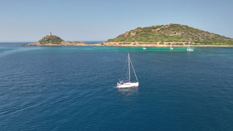 Velero-Navegando-Sobre-El-Tranquilo-Mar-Azul-Frente-A-La-Costa-De-Córcega