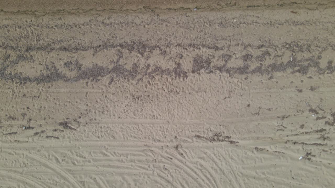 에파노미, 할키디키, 그리스의 열대 해변에 있는 반도 위로 4k 오버헤드 이동 클립