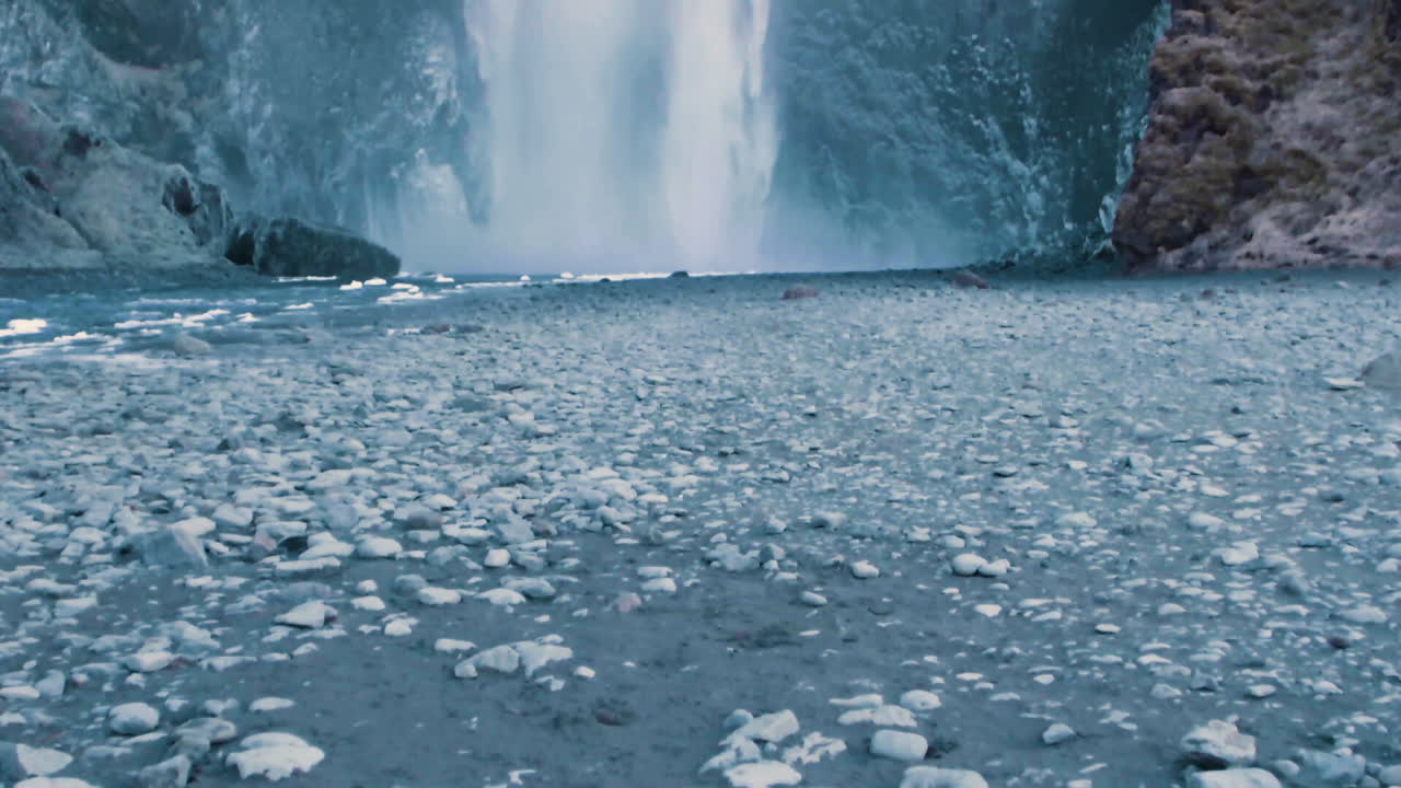슬로우 모션으로 아이슬란드의 거대한 얼어붙은 폭포