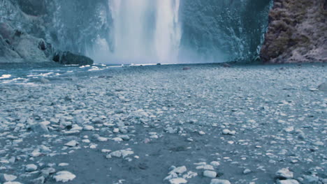 Enorme-Cascada-Congelada-En-Islandia-En-Cámara-Lenta