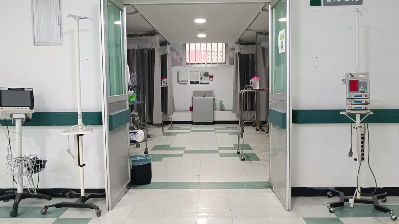 Tomada estabilizada de um quarto de hospital vazio com instrumentos médicos. Quarto limpo.