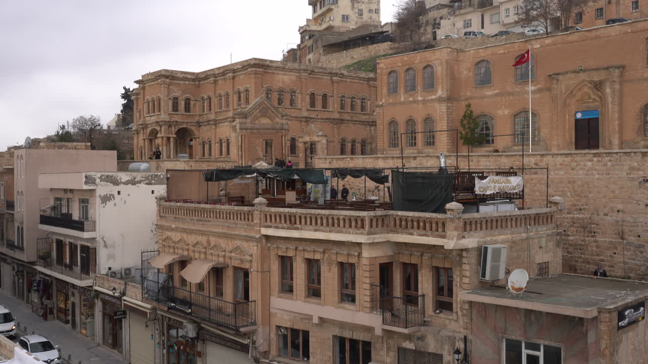 Bellissimo edificio storico in pietra gialla che ora è una scuola primaria a Mardin
