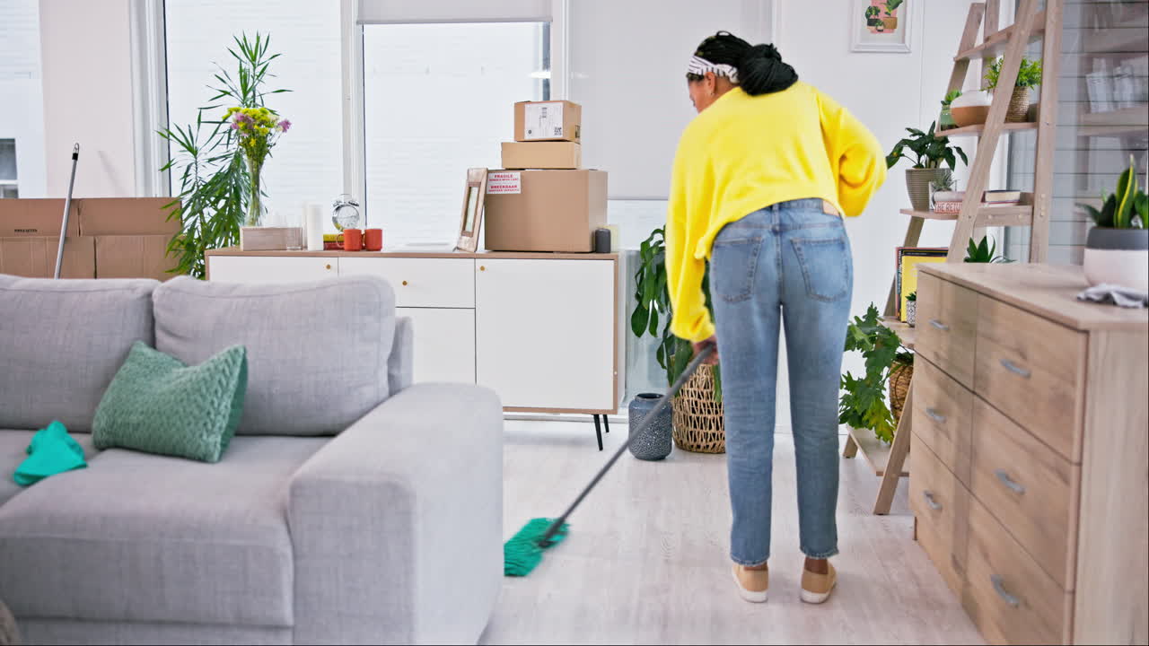 mujer, trapeador y suciedad en casa