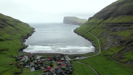 Pequeño-Pueblo-Cerca-Del-Mar-En-El-Fiordo