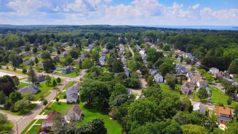 Drohnenaufnahmen-Aus-Der-Luft-Wohngegend-In-Jamestown,-New-York,-Im-Sommer-Mit-Blauem-Himmel