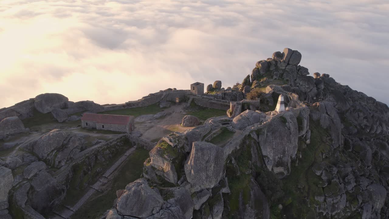 close up de castelo de monsanto durante una mañana brumosa en portugal, aérea
