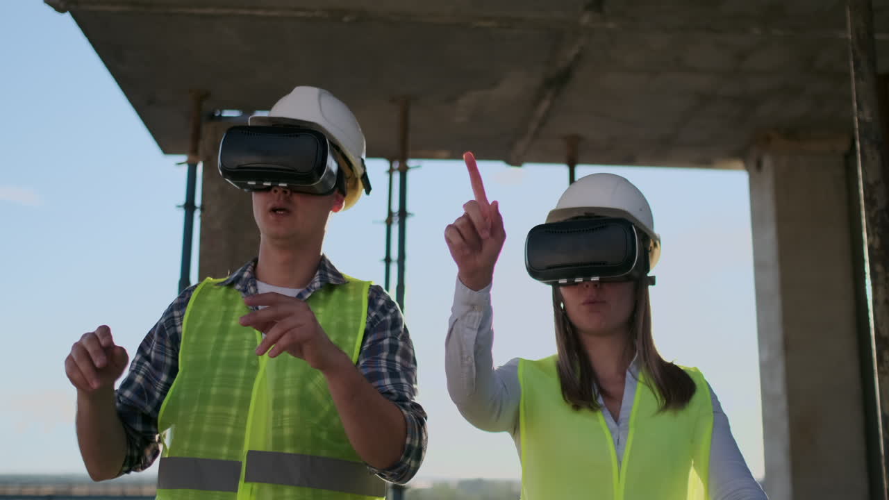 los principales ingenieros de la fábrica que llevan auriculares vr diseñan el edificio que está en el sitio de construcción. aplicaciones de realidad mixta virtual