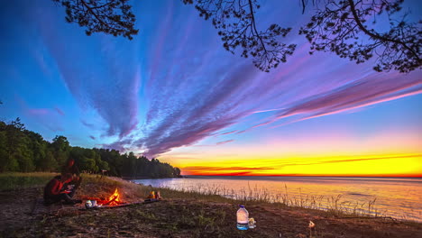 Gente-En-Un-Campamento-Con-Fogata-Junto-A-La-Playa-Al-Atardecer