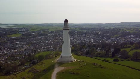 Luftaufnahme-Des-Sir-John-Barrow-Monuments-Mit-Dolly-Zoom,-Die-Einen-Dramatischen-Schwindeleffekt-Erzeugt,-Während-Sich-Die-Landschaft-Erstreckt