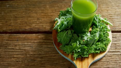 Leafy-juice-with-leafy-vegetable-in-a-plate-4k