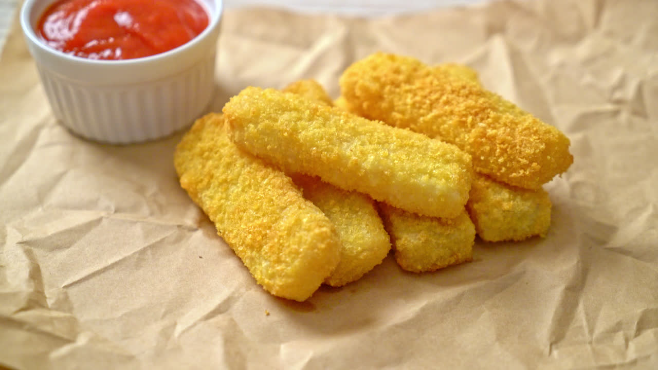 palitos de pescado fritos crujientes con ketchup