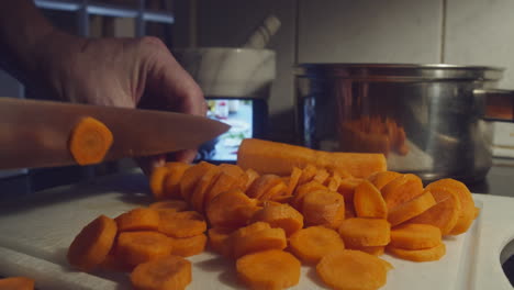 cortar zanahorias para un tutorial de cocina en línea en un dispositivo móvil