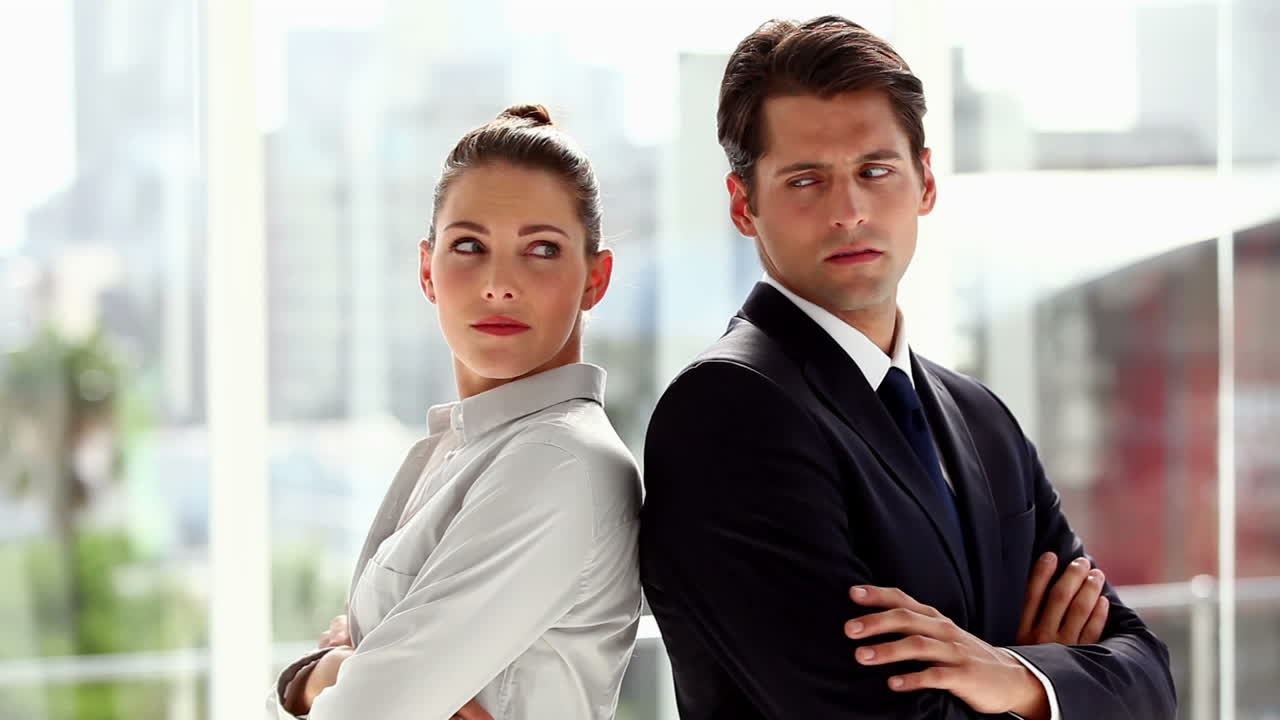 Personas de negocios de pie espalda con espalda