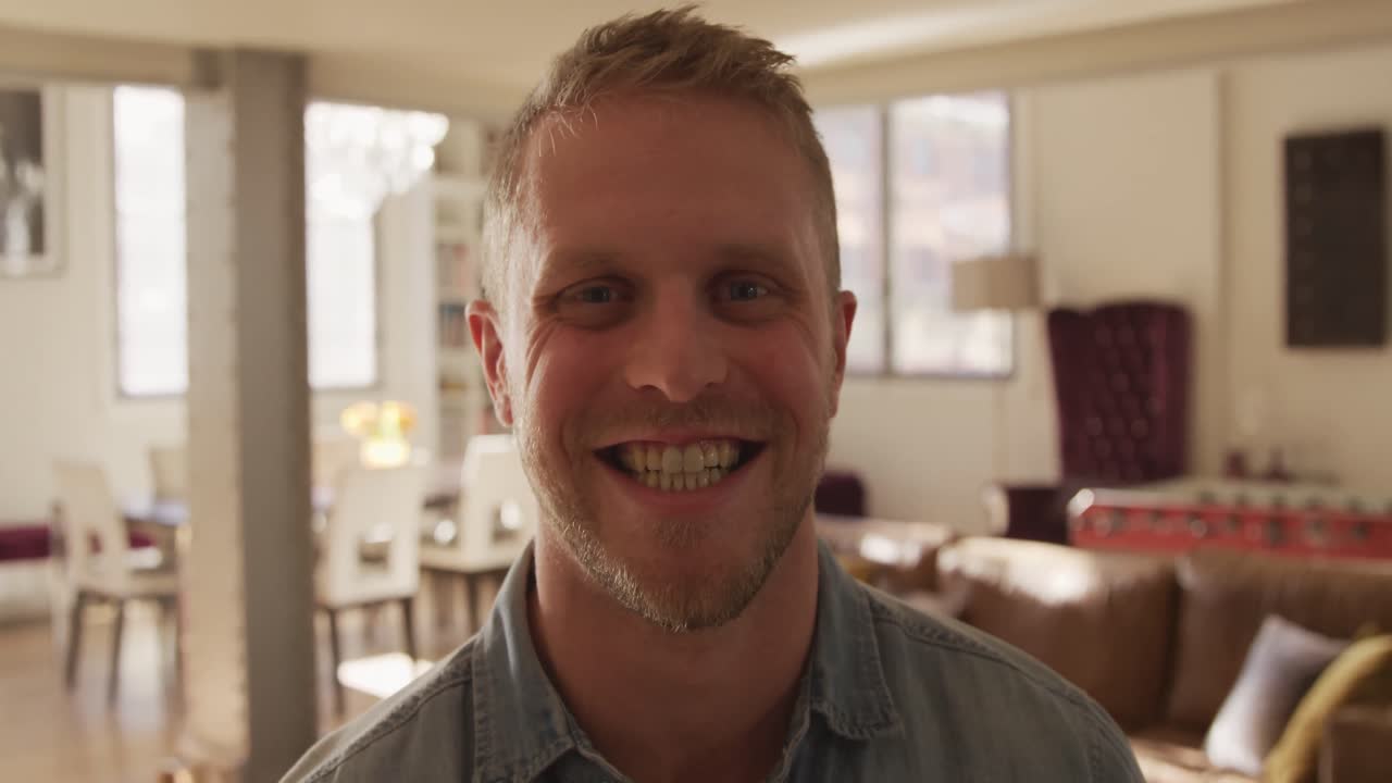 hombre caucásico en distanciamiento social mirando a la cámara