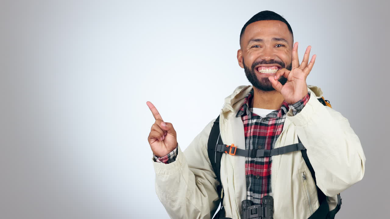 mochila, mano apuntando y cara de hombre