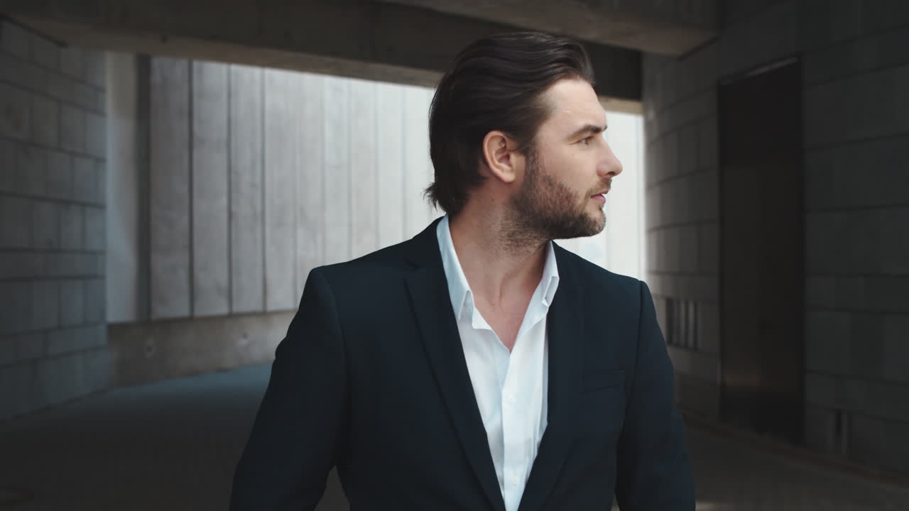 길거리에서 손목 시계에 시간을 확인하는 사업가. 파트너를 기다리는 남자