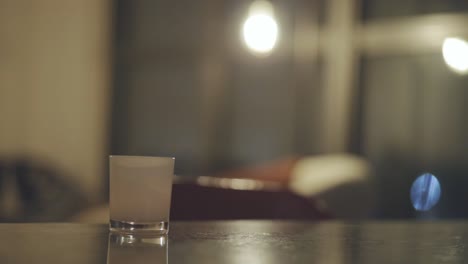 vela perfumada en la mesa de madera dentro de la casa por la noche