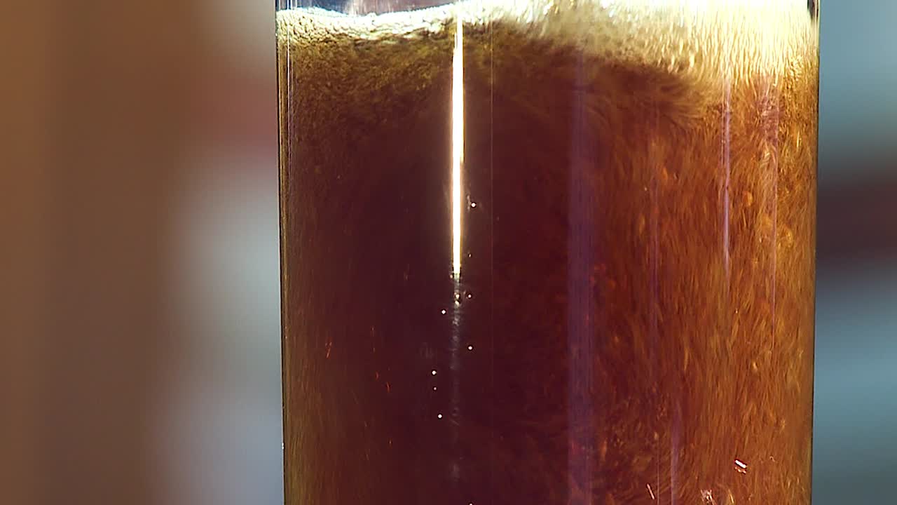 experimento de mezcla y vertido de líquidos en un tubo de vidrio