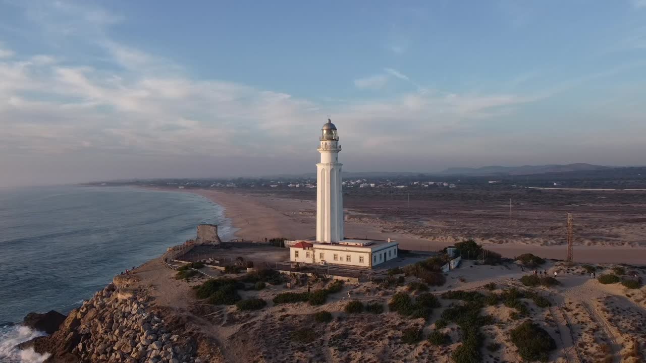 faro en el cabo cerca del mar