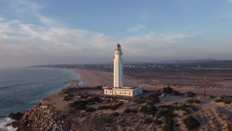 faro sul promontorio vicino al mare