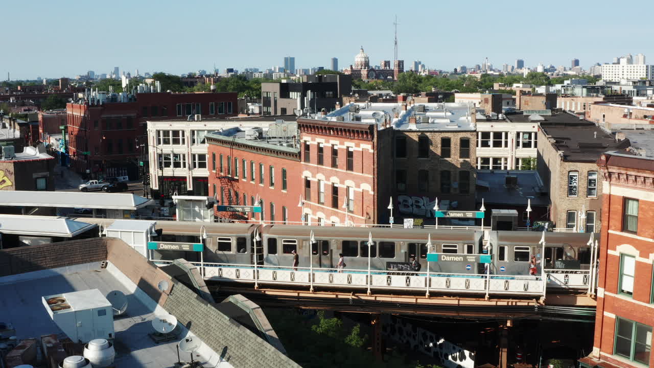 철로가 출발하면서 기차역 너머 시카고 스카이라인의 느린 공중 공개