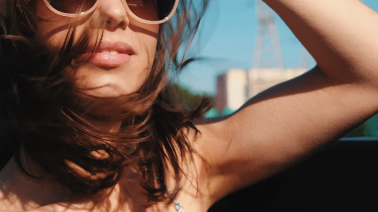 Donna alla guida di una decappottabile