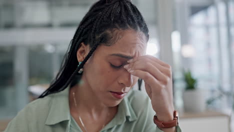 dolor de cabeza, oficina y mujer de negocios con estrés