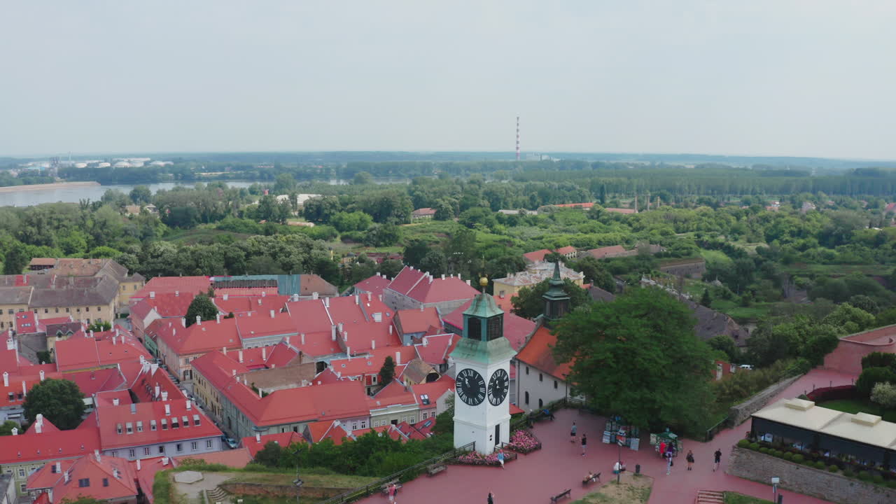 빨간 지붕 을 가진 매력적 인 유럽 도시 의 공중 풍경