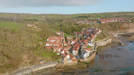 north york moors heritage coast, robin hoods bay, luftdrohnenflug über rhb-dorf, rotieren um die helling auf see dji mavic 3 cine prores 422 märz 2022 clip 4